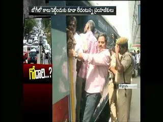 Godavari Pushkaralu 2015 || Heavy Crowd at Kovvuru Railway Station in West Godavari - Sakshi