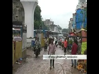Heavy rain lashes Hyderabad - Sakshi