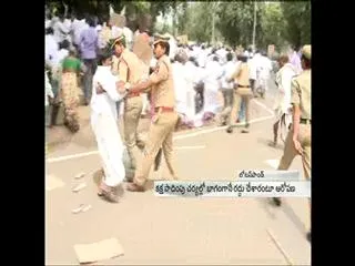 Lathi charge over farmers at AP CM Camp office - Sakshi