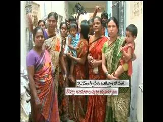 rajiv swagruha beneficiaries on road - Sakshi