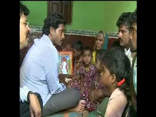 YS Jagan Visits Famer Ramudu's Family - Sakshi