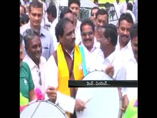 Minister Ravela tries beat - Sakshi