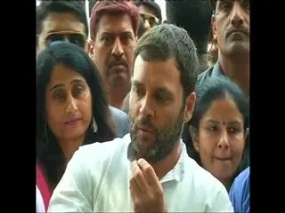 Land bill is for the sake of builders says Rahul gandhi - Sakshi