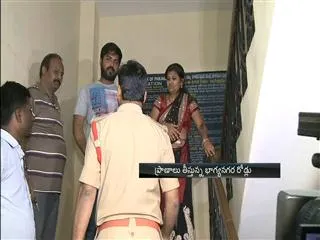 Road accident: Narrow escape for wife and husband - Sakshi