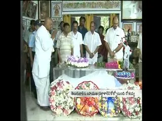 tamilnadu-governor-rosaiah-tributes-paid-to-bapu - Sakshi