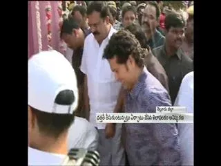 sachin tendulkar visits Puttamraju Vari Kandriga - Sakshi