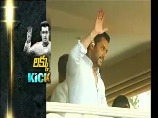 Salman Khan Returns to Home - Sakshi