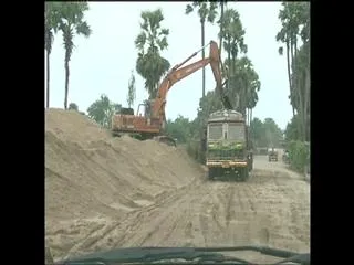 TDP men weaning dealing in the guise of DWACRA women - Sakshi