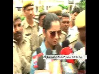 Sania Mirza Met Telangana CM KCR for Tennis Academy - Sakshi