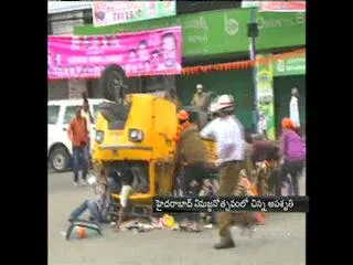 Auto with Ganesh Idol overturned at mj market in Hyderabad - Sakshi