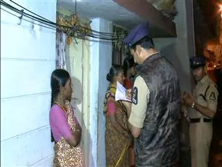 madhapur-police-conduct-cordon-operation - Sakshi