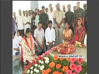 YS Sharmila pays tributes to YSR - Sakshi
