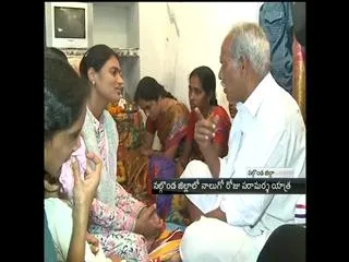 Paramarsha Yatra : YS Sharmila consoles Jayamma family - Sakshi