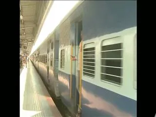 Thieves hulchul in kakinada - shirdi express train - Sakshi