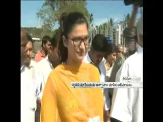 Shruti hassan visits Tirumala Srivari Devalayam - Sakshi