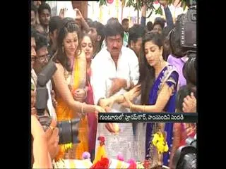 Hamsa Nandini,Poonam Kaur Opens Shravan Silks in Guntur - Sakshi