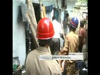old-building-collapse-in-kakinada - Sakshi