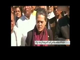 Sonia leads solidarity march for Manmohan Singh - Sakshi