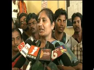 Sridevi dares Chandrababu Naidu to resign - Sakshi