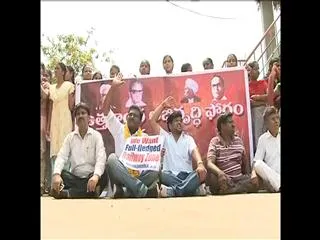 AU students protest against suresh prabhu - Sakshi