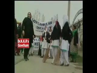 Girls participate swachh bharat programme in srinagar - Sakshi