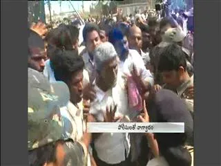 lathi-charge-on-tdp-activists - Sakshi