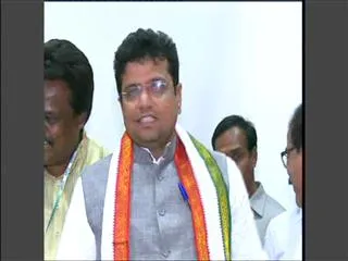 Ponnala lakshmaiah takes on k chandrasekhar rao - Sakshi