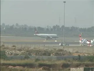 AirAsia, Jet Airways in another fare war with Rs 690, Rs 908 fares respectively - Sakshi