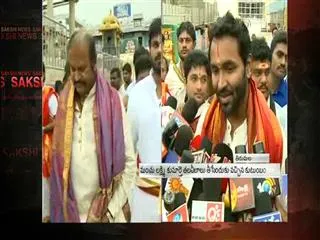 Manchu Mohan Babu family at Tirumala - Sakshi
