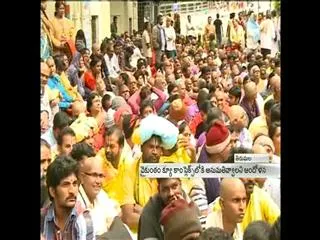 Devotees protest against board in Tirumala - Sakshi