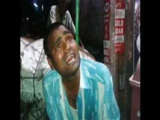 Constable Beaten By People In Tirupati - Sakshi