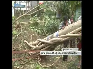 Vizag worst affected as cyclone Hudhud - Sakshi