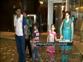 hotel staff misbehave on tourists - Sakshi