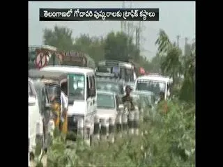 Godavari Pushkaralu 2015 || Heavy Traffic Jam at Bhadrachalam,Dharmapuri - Sakshi
