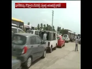 Godavari Pushkaralu 2015 || Heavy Traffic Jam at Rajahmundry And Vehicles Stopped upto 20 KM - Sakshi