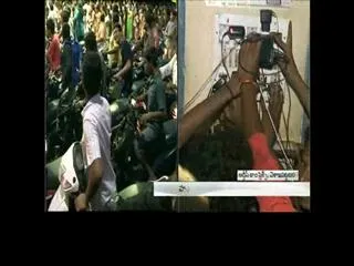 Cyclone Hudhud brings Vizag, Srikakulam, Vizianagaram to a standstill - Sakshi