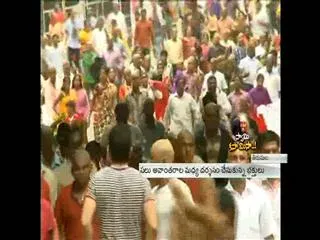 Breakfast show : Tirumala reels under heavy crowd - Sakshi