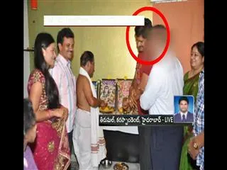 TV artiste cheats unemployees in hyderabad - Sakshi