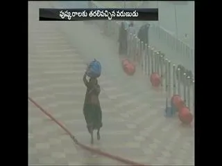 Heavy Rain @ Pushkar Ghat Rajahmundry - Sakshi