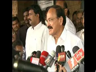 venkaiah naidu visit cyclone hudhud hit areas - Sakshi