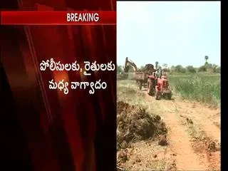 clashes between farmers and police in vijaywada - Sakshi