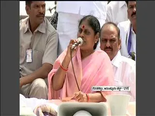 YS Vijayamma Speech at Anantapuram Road Show - Sakshi