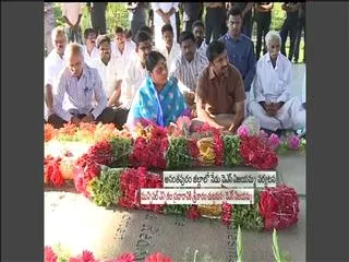 YS Vijayamma pay tribute to YSR at Idupulapaya - Sakshi