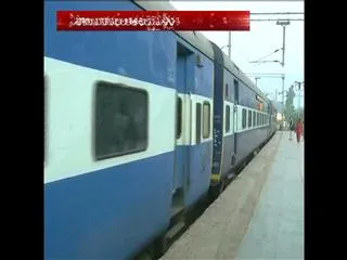 Suresh Prabhu non-committal on vishaka rail zone - Sakshi