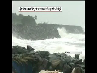 Cyclone Hudhud crossing Vizag coast - Sakshi