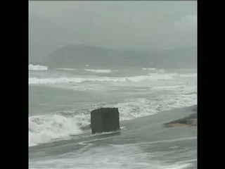 Tides in sea threatening Vizag Beach - Sakshi