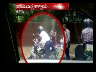 Traffic Police  caught on camera beating woman with Brick in New Delhi - Sakshi
