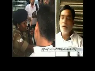 Woman cop stops minister from entering airport via wrong gate - Sakshi