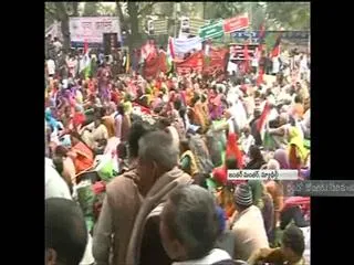 YSRCP supports Anna Hazare Deeksha over Land Acqusition Bill - Sakshi