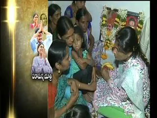 Paramarsha Yatra : Sharmila consoles Lingam Pandu family - Sakshi